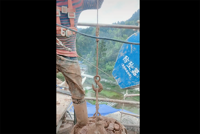 防墜器使用挖樁高空作業(yè)中.png 防墜器使用挖樁高空作業(yè)中.png