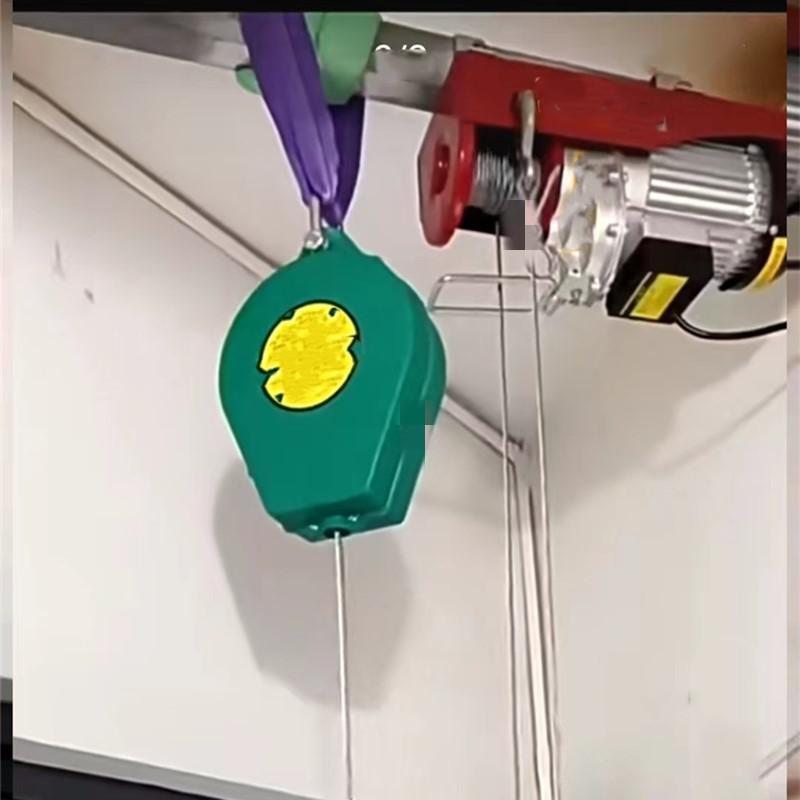 防墜器搭配微型電動(dòng)葫蘆進(jìn)行吊裝作業(yè)