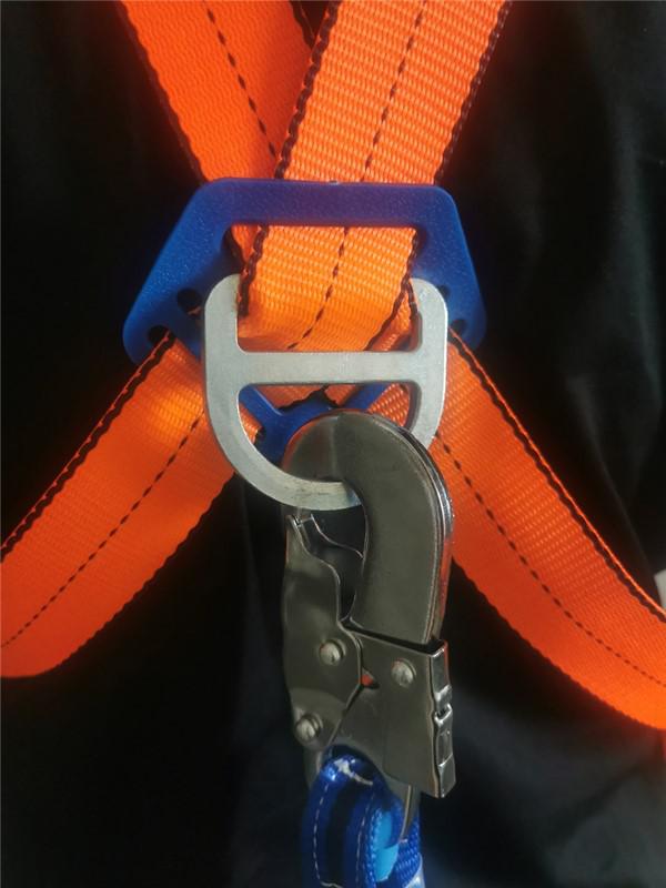 使用人體速差自鎖器墜落后會吊在半空